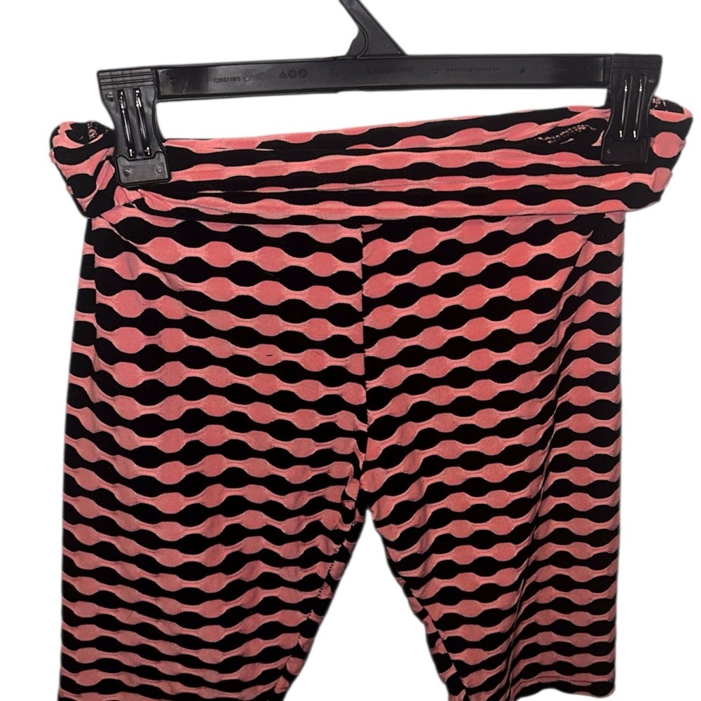 Wave Pattern Pink and Black Women's Bike Shorts